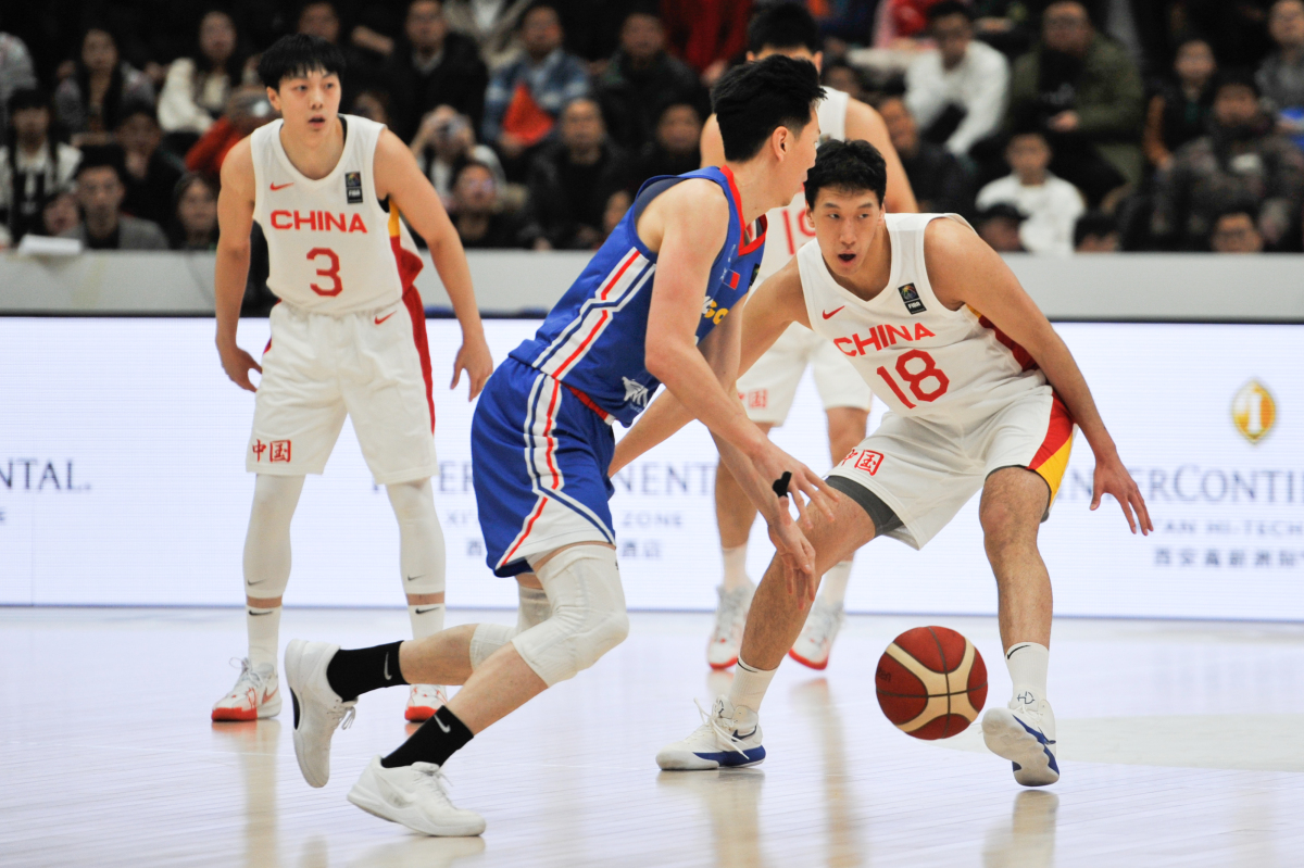 精彩瞬间：两队在篮球联赛中展开激烈较量